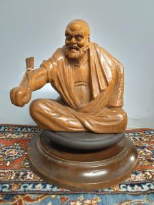 Scultura di personaggio giapponese XX sec., mis. h 26, l 26, p 26 cm